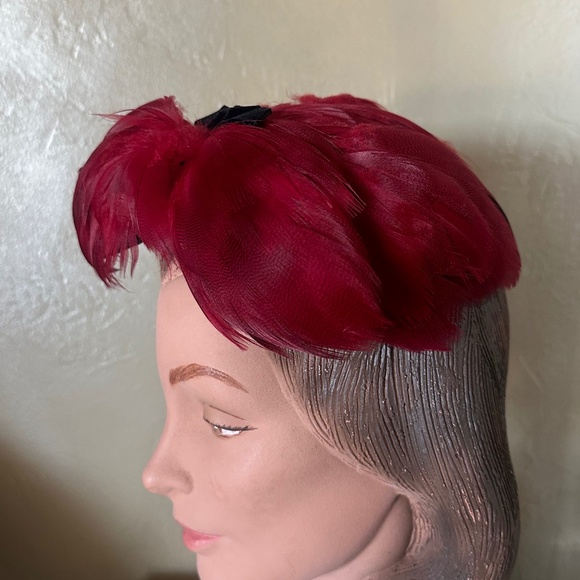 ELEGANT 1950s\' BLACK VELOUR FELT COCKTAIL HAT WITH RED FEATHER TRIM